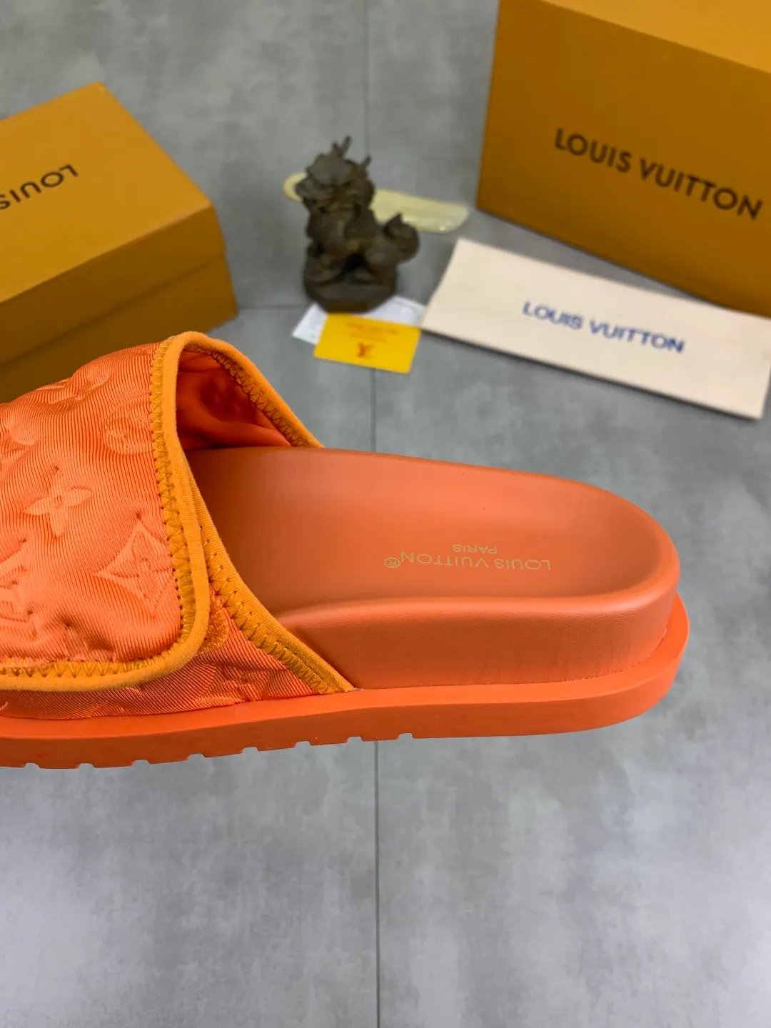 Men's shoes 💰P320 💰[New style]🆘 Original quality [LOUIS VUITTON] The popular Louis Vuitton LV men's slippers on the official website are on sale simultaneously! Original fabric imported from Italy, original factory special supply, code number: 38-44 (45 customized), many colors available
